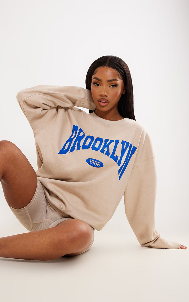 PRETTY LITTLE THING Stone Brooklyn 1986 Printed Sweatshirt