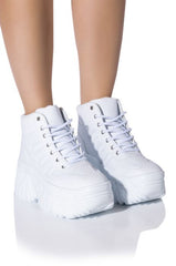 AKIRA Azalea Wang Atalanta Flatform Sneaker In White